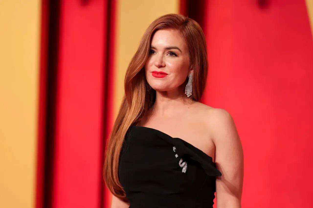 ISLA FISHER PHOTOSHOOT AT VANITY FAIR OSCAR PARTY IN BEVERLY HILLS 13